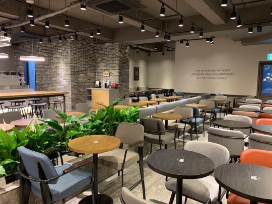 토종 커피 프랜차이즈들이 '카공족' 잡기에 나서고 있다. <할리스커피 제공>